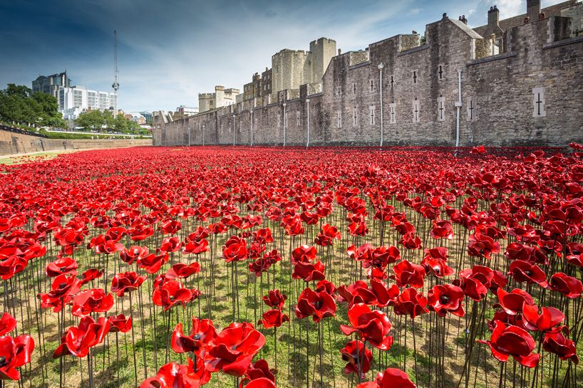 LONDON – TOWER OF LONDON & 80TH ANNIVERSARY OF THE END OF WWII POPPY DISPLAY